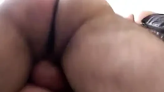 Edepsiz sürtük büyük bir boşalma alıyor