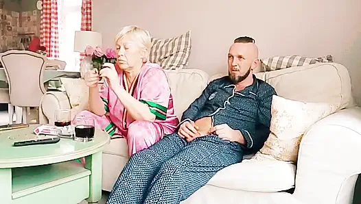 Tabu seks, üvey anne film izliyor, ben de ağzını açıyorum