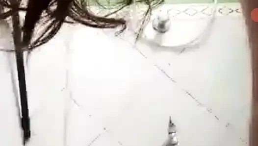 Banyo yaparken sabah alışkanlığı görüntülü seks görüşmesi