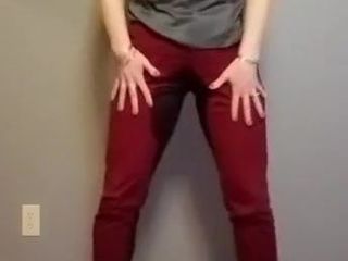 Une MILF sexy pisse dans un pantalon de travail rouge