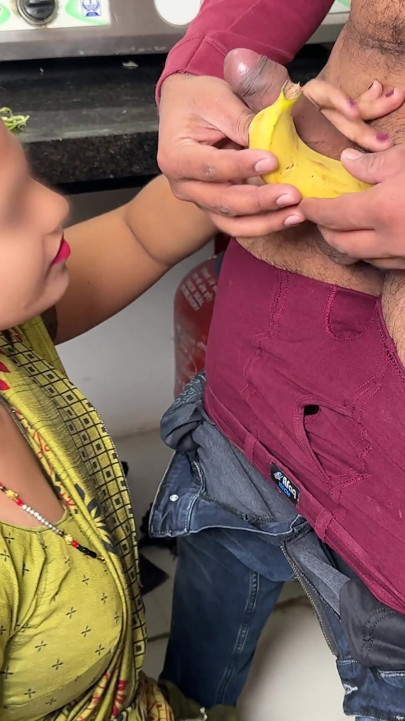 Komal bananas are very much liked, that's why the brother-in-law brought a dozen bananas from the market, for the sake of the sister-in-law, but the sister-in-law wanted a big banana. | Clip 1