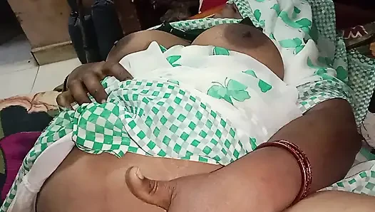 Aku menyebarkan vagina bibiku dan mengambil air dari jarinya.