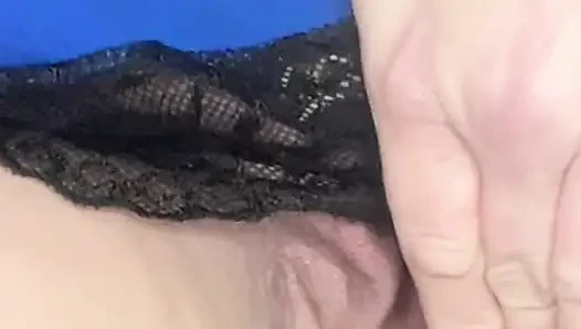 Ich stopfe meinen schmutzigen mund mit meinem höschen aus, während ich meine muschi für die kamera fingere
