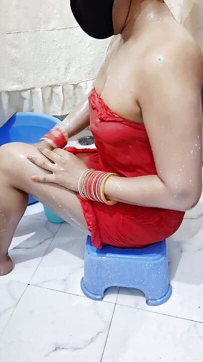Indian Hot Bhabhi Bathing Video