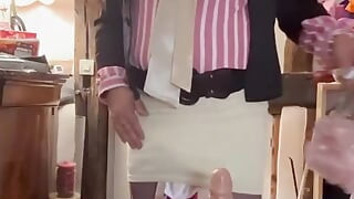 U odjeći s malom kratkom suknjom i novom bluzom da mi uzme dildo na tulumu