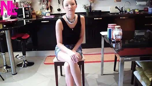 Çıplak ayaklarımla makarna için hamur yapıyorum