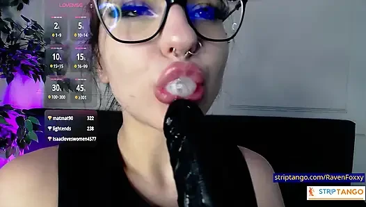 Ravenfoxxy bela gibi görünüyor ve nasıl kullanılacağını tam olarak biliyor