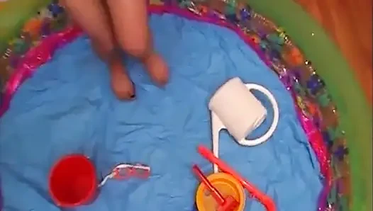 Sevimli Fransız genç kız dolu paketleyiciye binmeyi seviyor