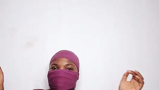 Aku lagi asik fingering itilku sampai klitorisnya menganga lebar
