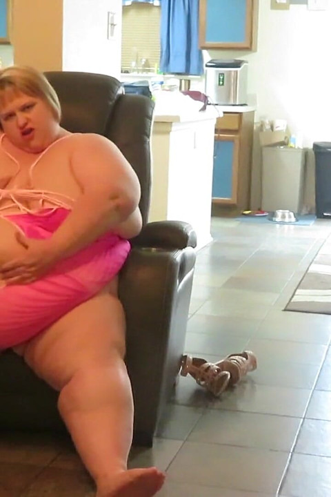 Ssbbw Lucki Lexxi Rubs her big belly for