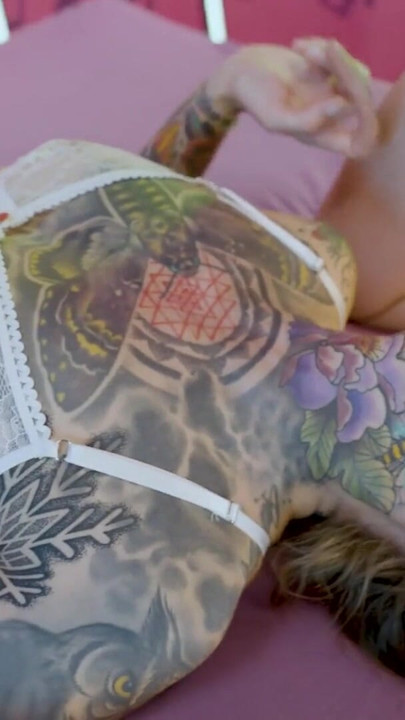 Tatuada gata engasga com pau antes de savage dp extremo anal escancarado | Clipe 2