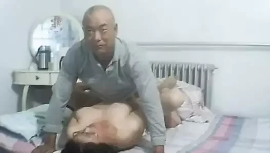 Азиатская бабушка и дедушка в домашнем любительском сексе в любительском видео