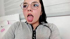Sexy kolumbijská pavlova colucci s tváří nevinné dívky a v brýlích vám ukazuje její mokrou a slizkou kundičku