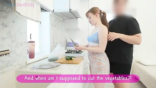 Üvey kız kardeşimin yemek pişirmesini dağıttı ve ağzını tatlı için dölle doldurdu