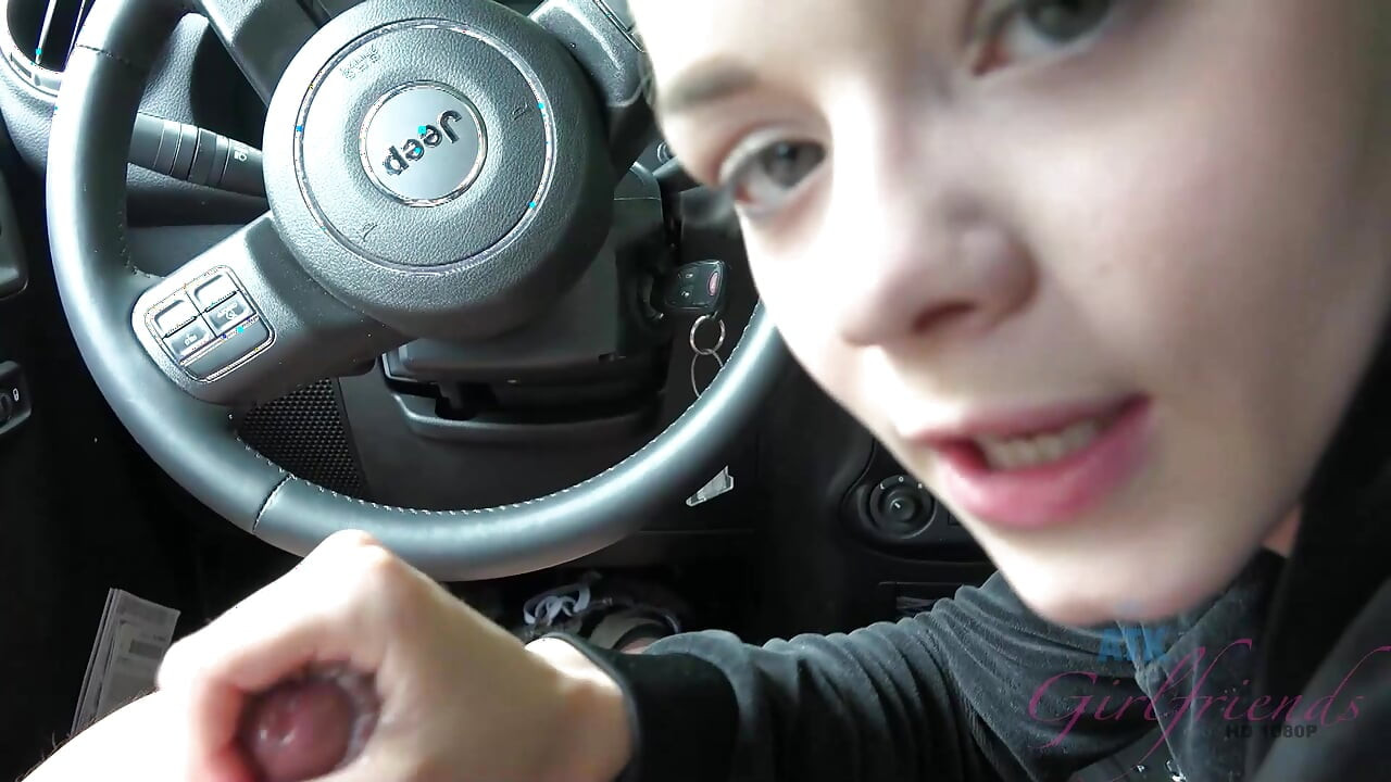POV Elsa Jean Car avsugning &avrunkning! Blondin suger, rider hårt och runkar sedan massiv cumshot