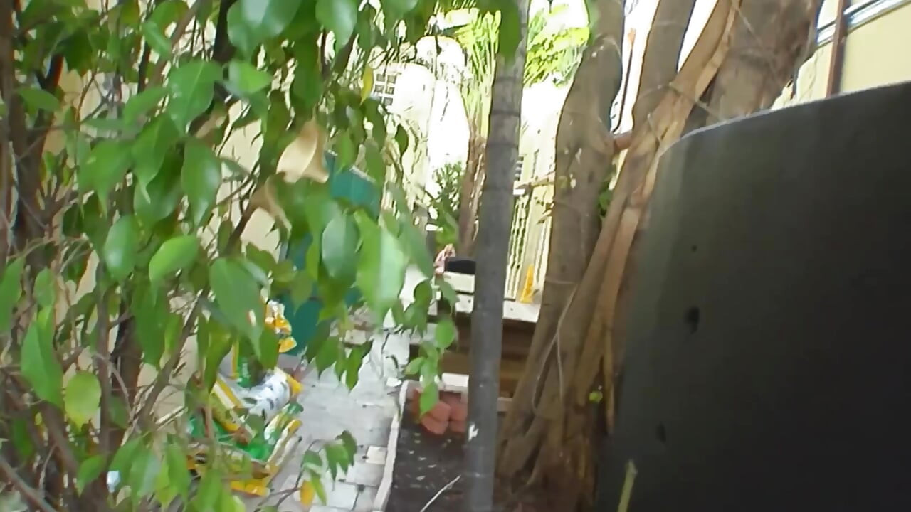 Azgın orta yaşlı seksi kadın kocası çalışırken komşusu tarafından güzelce sikiliyor.