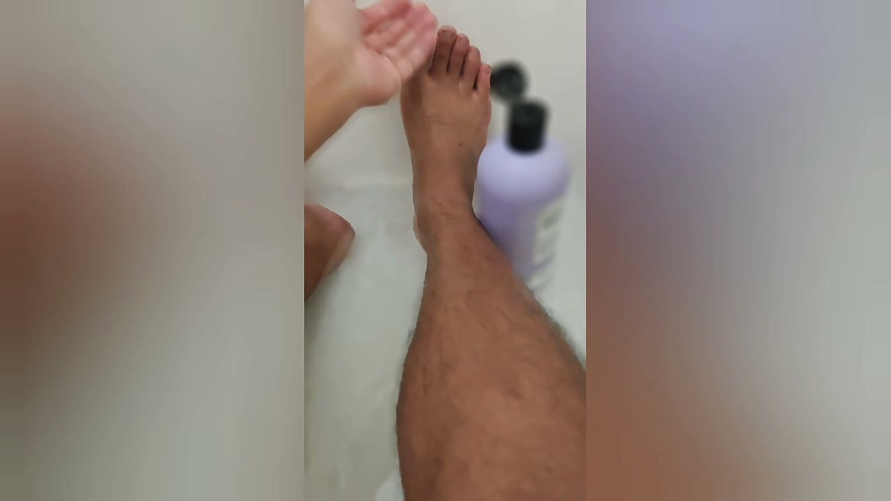 욕조에서 맨발: 젖은 감각적인 자지 자위