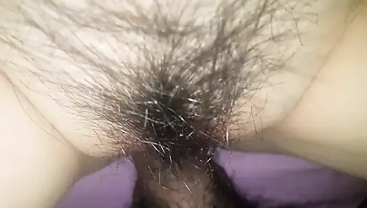 Penetrasi vagina mentah close-up ekstrem berakhir dengan creampie tebal.
