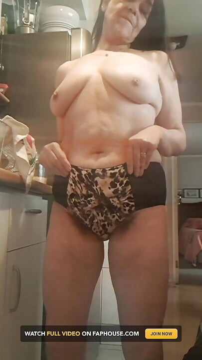 Stepmom in the Kitchen Wanting to Be Fucked