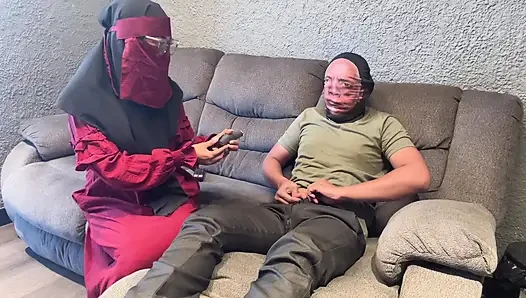 Cewek Cadar Polos Bantu Ayah Tiri Cukur Jembut