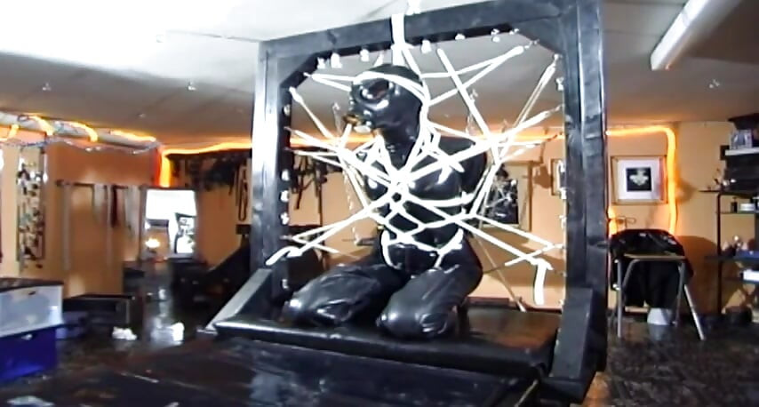 Bdsm กับสาวสวมหน้ากากในชุดลาเท็กซ์