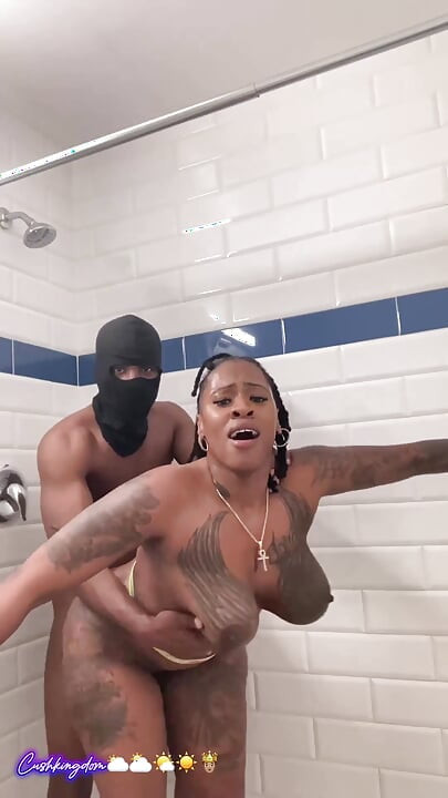 Grande peituda peituda Deusa do sexo é fodida com força no chuveiro!