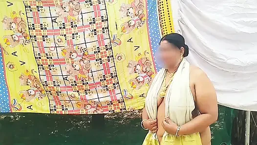 Traditioneller stil in weißer indischer gekleidete süße, zeigt ihren sexy körper, komplett nackt