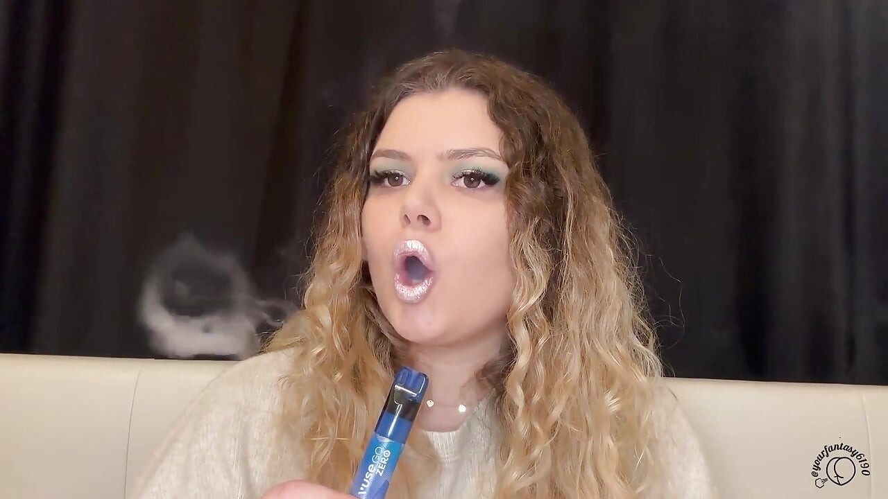 Lyserøde læber ryger med krøllet hår