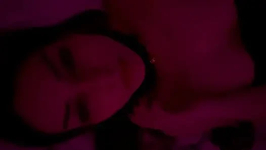 Kırmızı ışık altında gerçek çiftin samimi anı