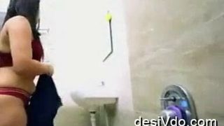 Une bhabhi indienne prend une douche avec son devar