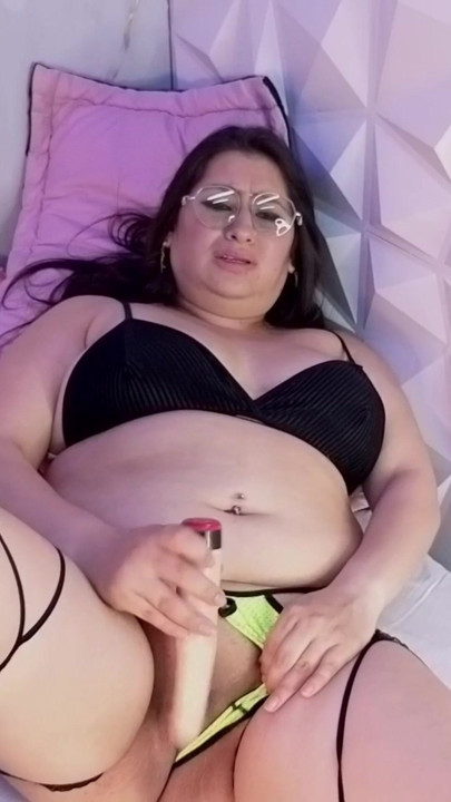 Alone in the living room: amateur rubbing her clitoris in front of the big screen