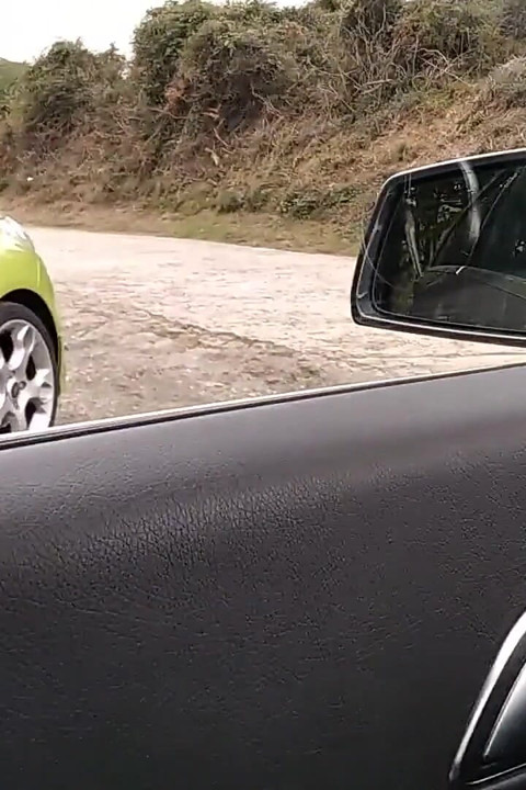 車の中で大きくて太いチンコをオナニーしながら、駐車場でイッた