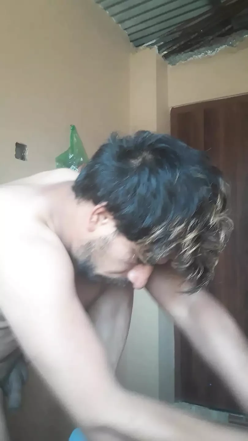 Ragazzo si masturba senza controllo