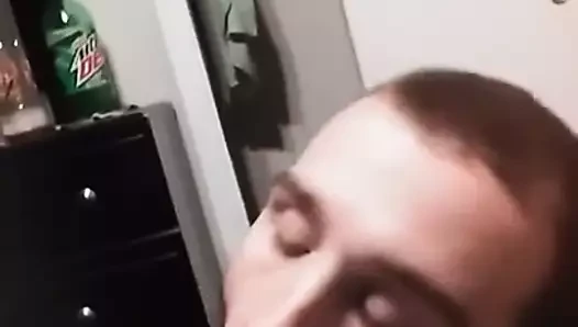 Eşcinsel oğlan deepthroating yapay penis