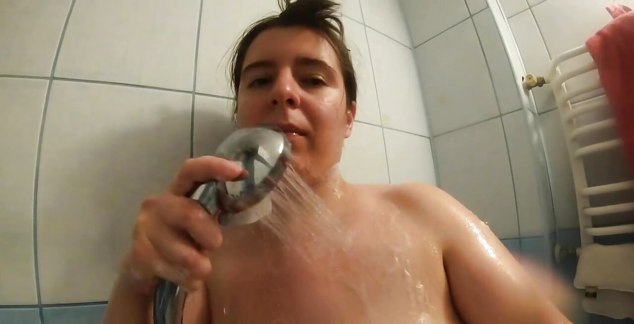 Lena selfie pod tušem