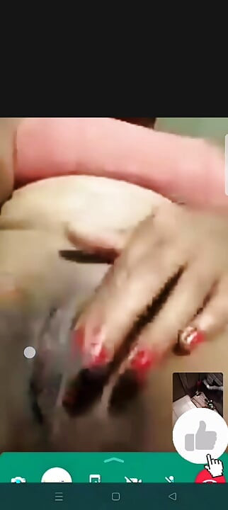 Teman wanita desi menjolok dalam panggilan video dengan teman lelaki