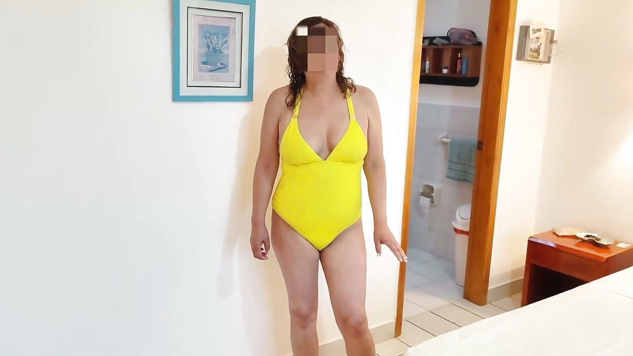 Na praia, dou permissão pela primeira vez para o enteado gozar na minha buceta, ele me pediu para fazer sexo anal.