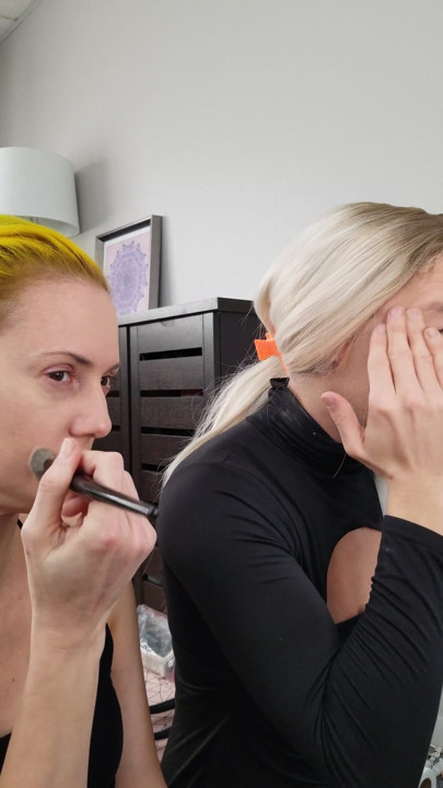 Travesti Bailey Wilde ve Belyla Bradley makyaj yapıyor | Klip 2