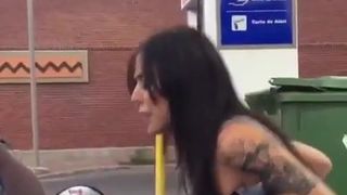 Vrouw bij benzinestation