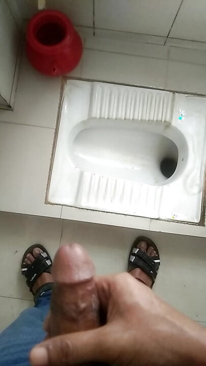 Aku pakai sabun di tanganku dan pergi ke kamar mandi kantor untuk cuci tangan.
