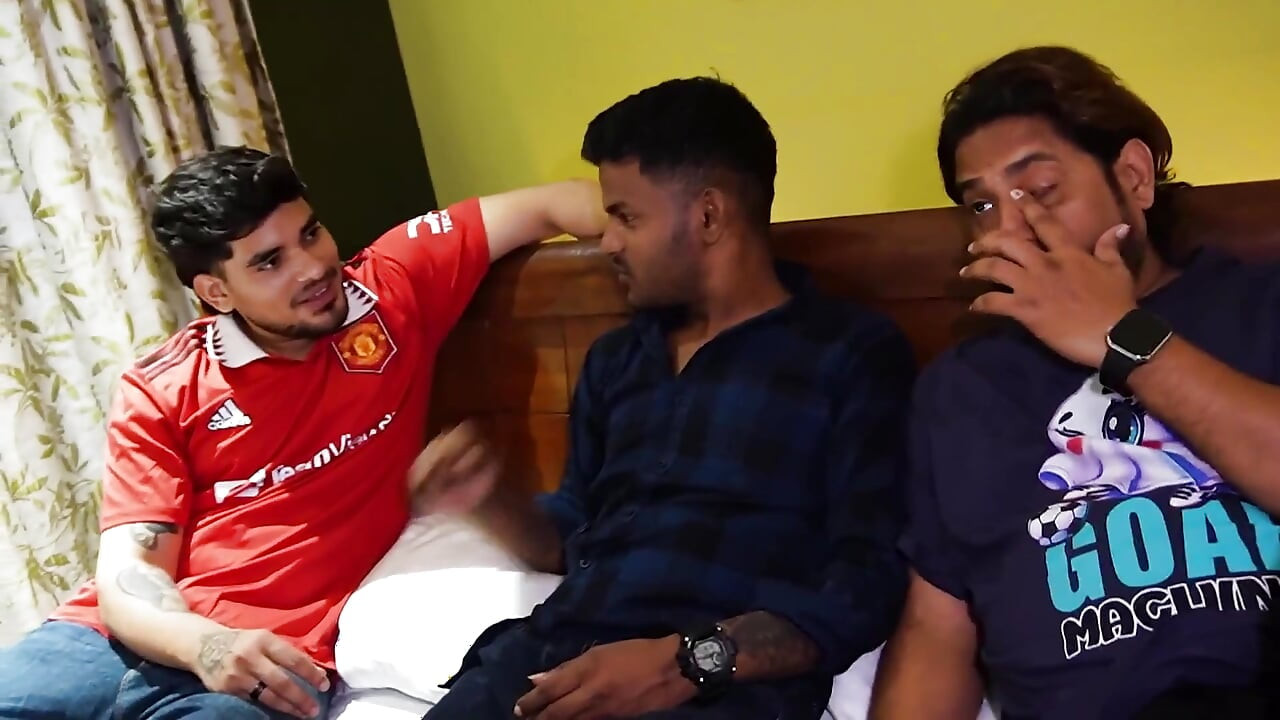Üç pansiyon freind sikişmek için kızlarını çağırıyor ve büyük masti, sert grup seks