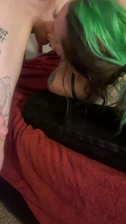 Süßes mädchen amber green wird ins gesicht gefickt