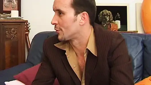 Hübsche französische puppe genießt schwanz in ihrem arsch und sperma auf ihrem gesicht