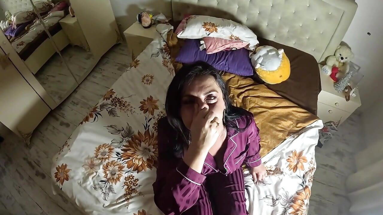 กลั้นลมหายใจในชุดนอนซาติน - แก้มป่อง, หน้าแดงและการต่อสู้อย่างเข้มข้น