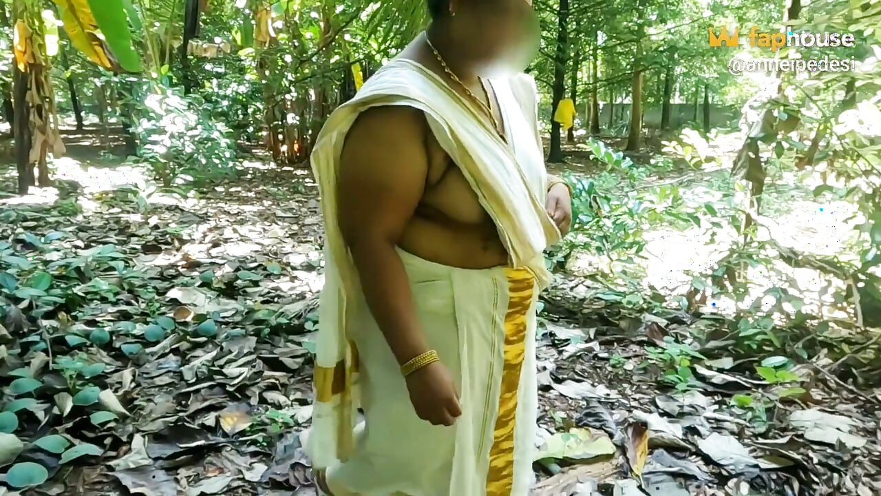 Kerala Style tradycyjny zestaw Mundu, dziewczyna nago na zewnątrz odsłaniając jej seksowne nagie ciało.