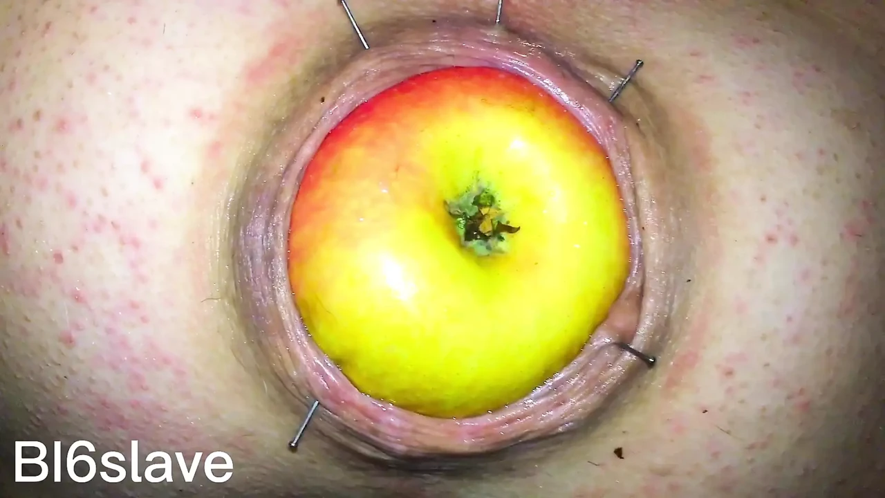 She nailed an huge apple stuck in BI6slave’s ass