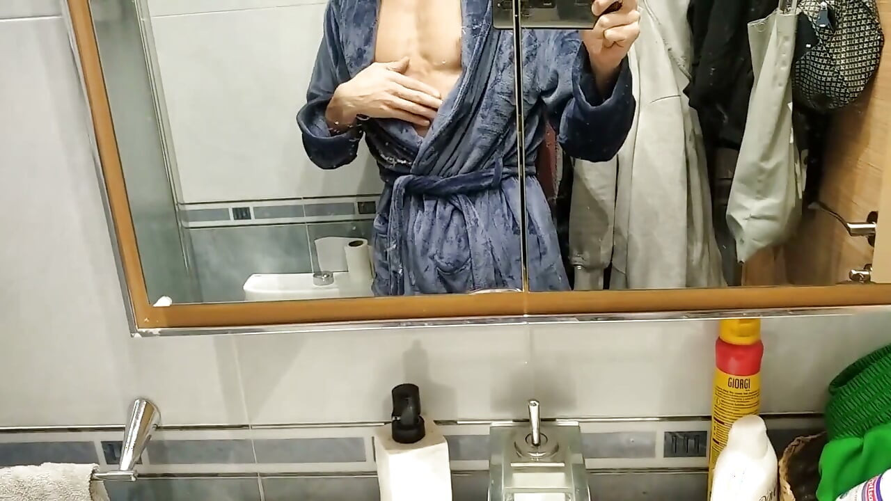 Zreli muškarac s lijepim tijelom i ogromnim kurcem izbacuje masivni mlaz!