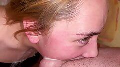 O curvă blondă este futută dur în față - un sex oral extrem de neglijent și murdar