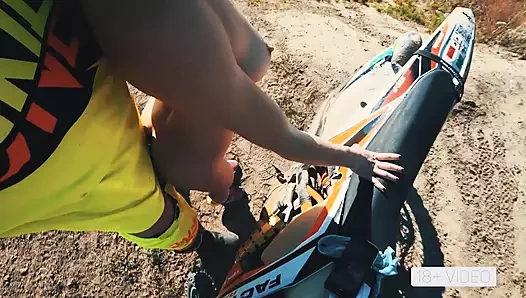 ГРУБЫЙ АНАЛ НА ГРЯЗНОМ МОТОЦИКЛЕ. MIA BANDINI