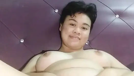 Aku lagi asik ngentot memek sempitku sampai aku sange berat